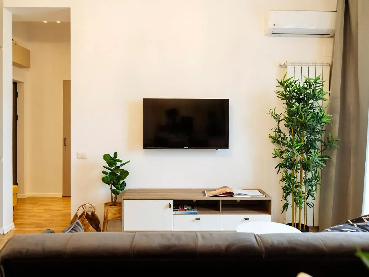 Sunny 2Br Flat - Top Location - Amazing Balcony Bucharest Romania